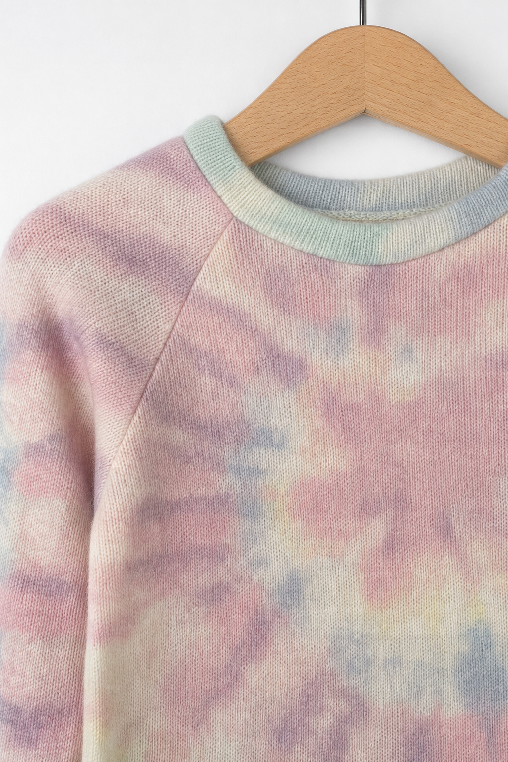 Detailaufnahme des bunten Kaschmir Kinder Longsleeves in Größe 86/92