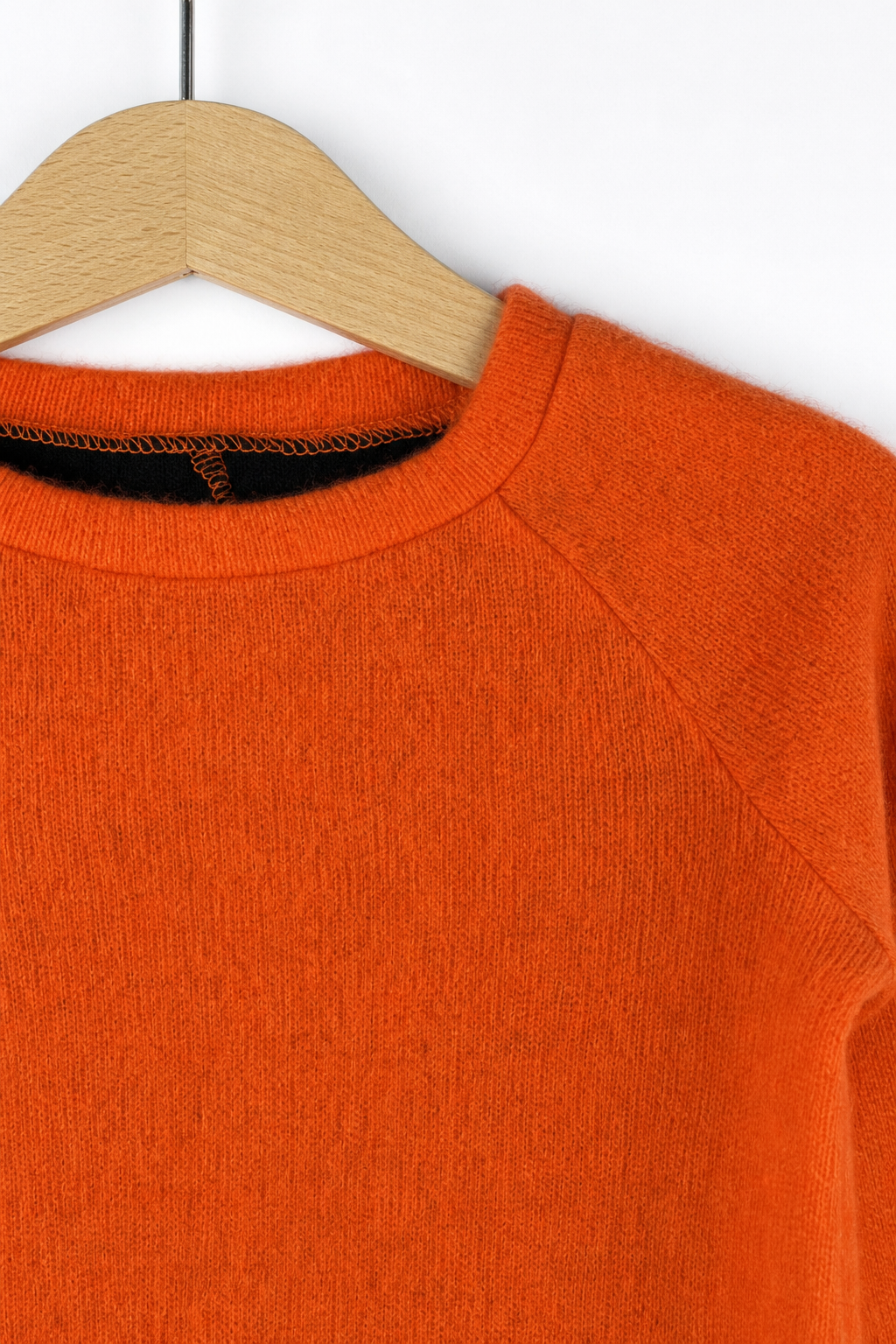 Detailaufnahme des Kaschmir Kinder Longsleeves in Orange, Größe 86/92