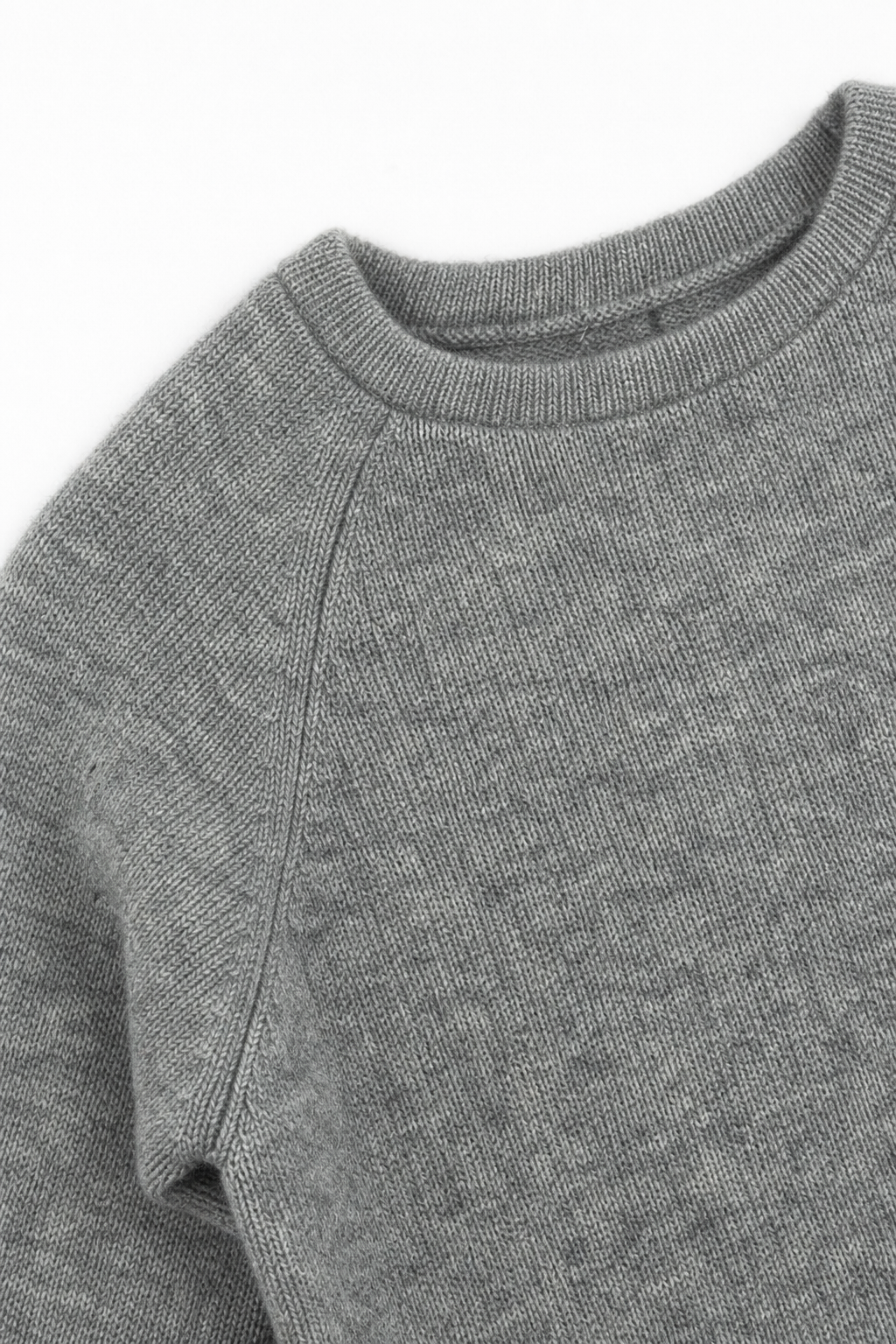 Detailaufnahme des Kaschmir Kinder Longsleeves in Grau, Größe 86/92