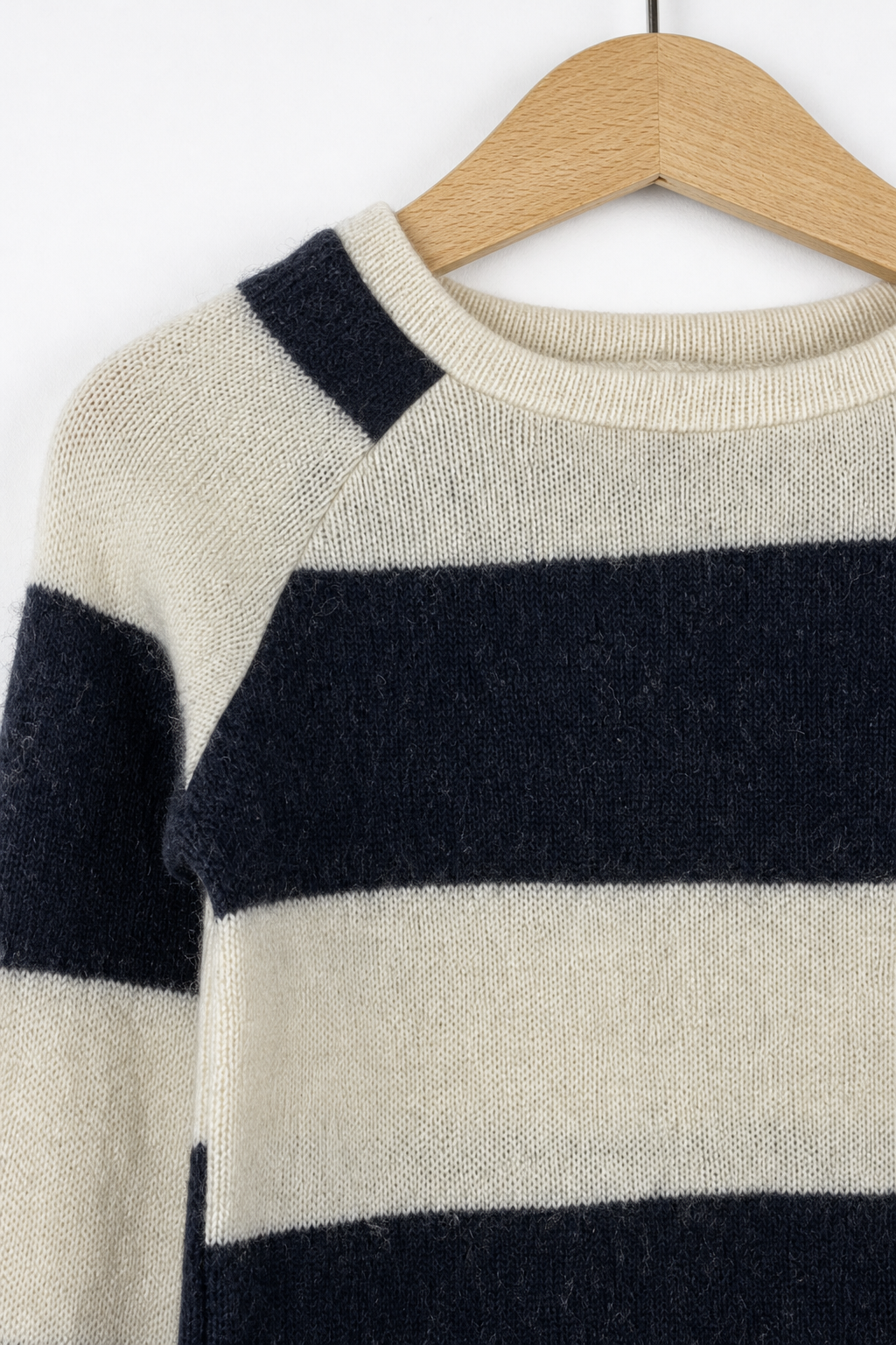 Detailaufnahme des Kaschmir Kinder Longsleeves in Blau, Größe 98/104
