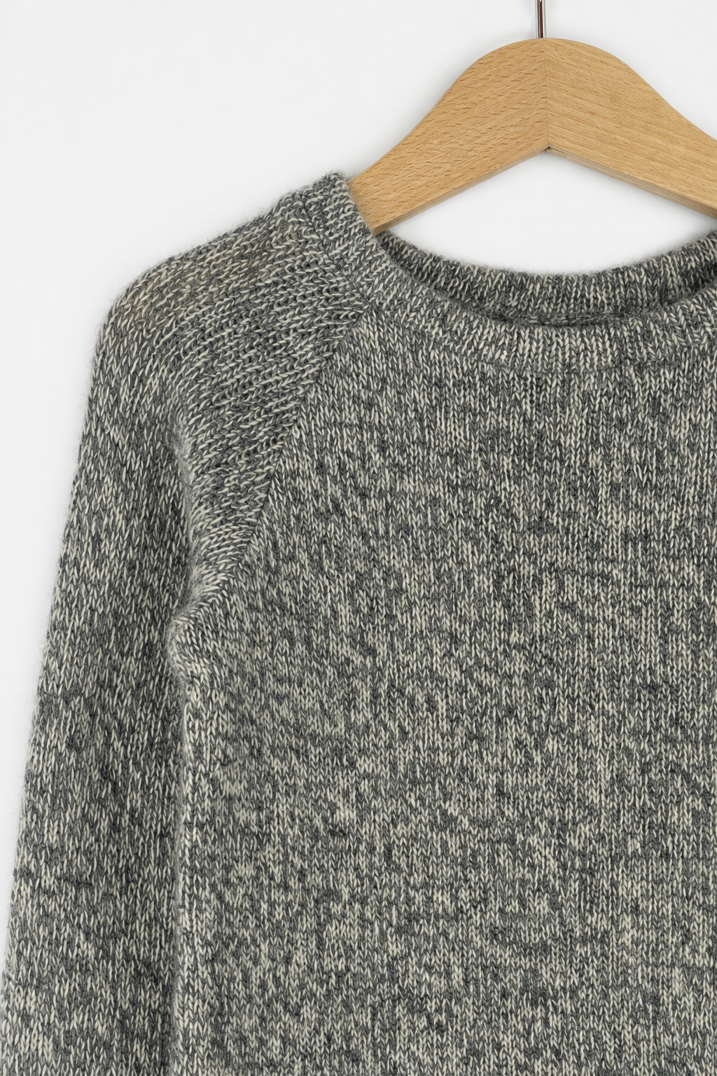 Detailaufnahme des Kaschmir Kinder Longsleeves in Grau, Größe 98/104