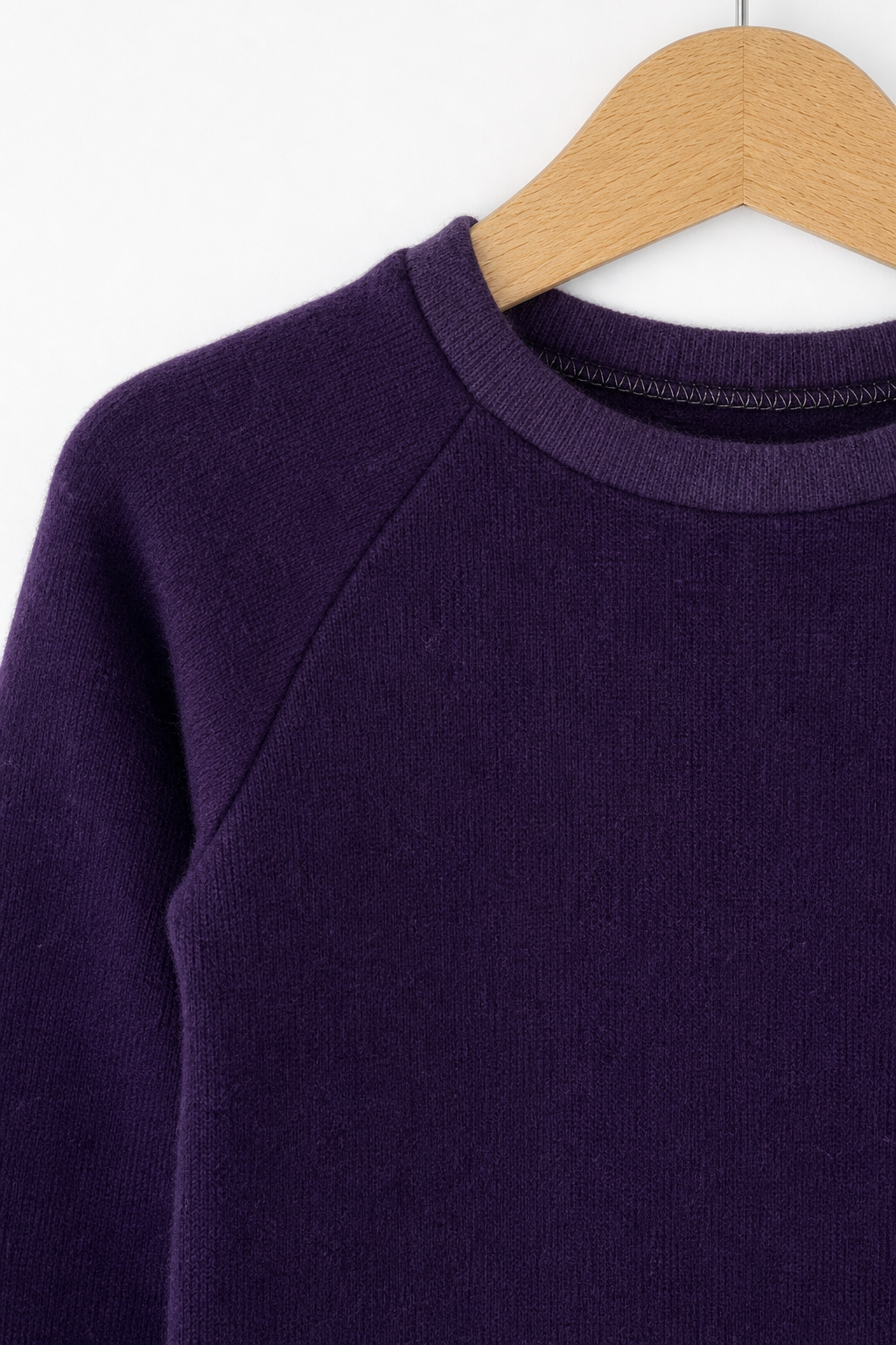Detailaufnahme des Kaschmir Kinder Longsleeves in Lila, Größe 98/104