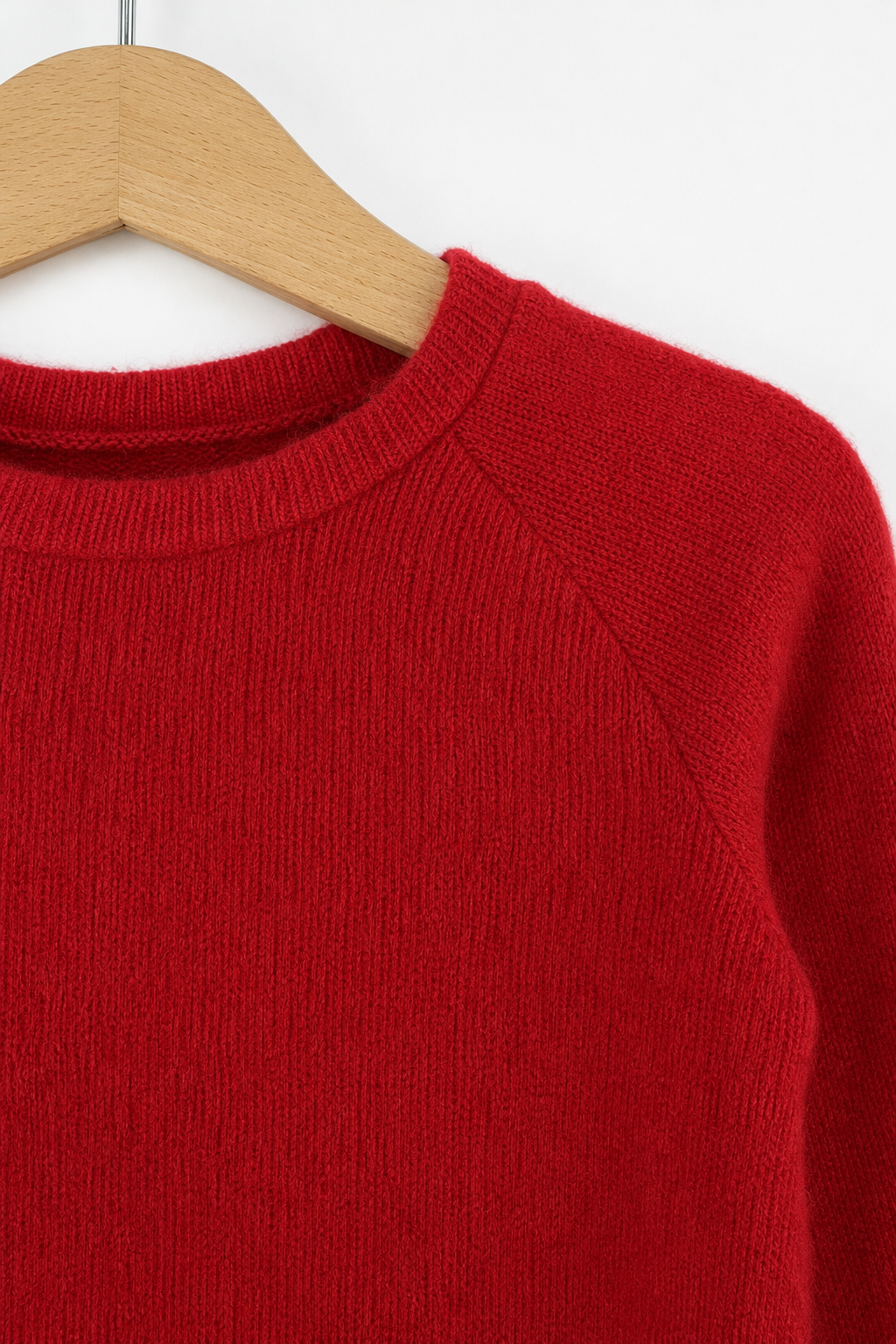 Detailaufnahme des Kaschmir Kinder Longsleeves in Rot, Größe 98/104