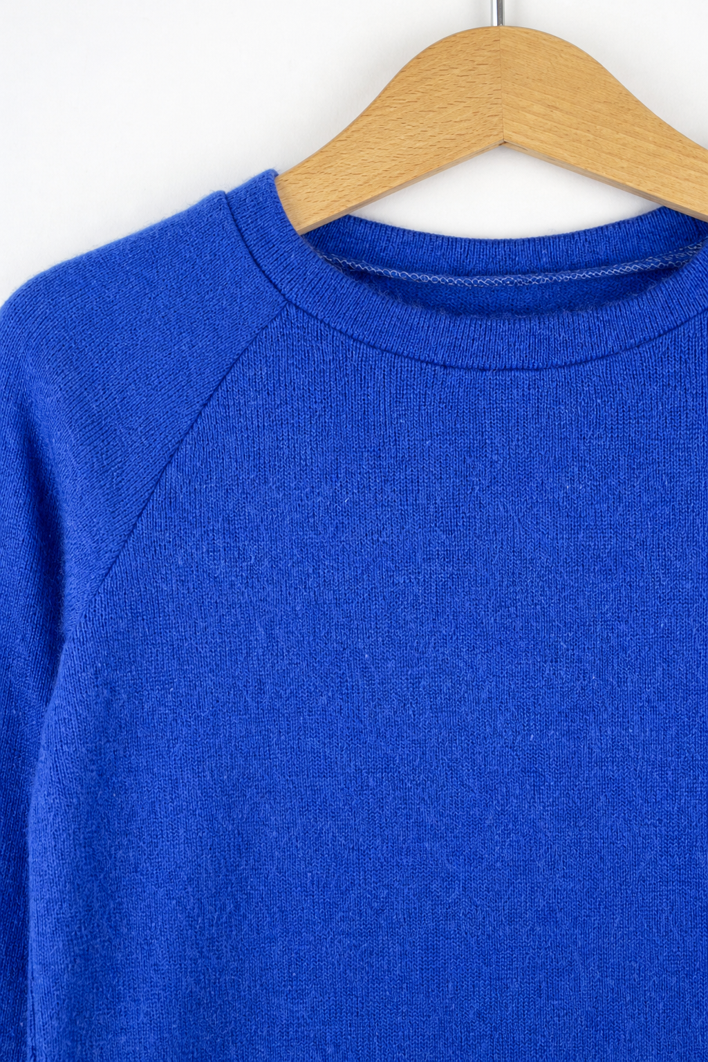 Detailaufnahme des Kaschmir Kinder Longsleeves in Blau, Größe 110/116