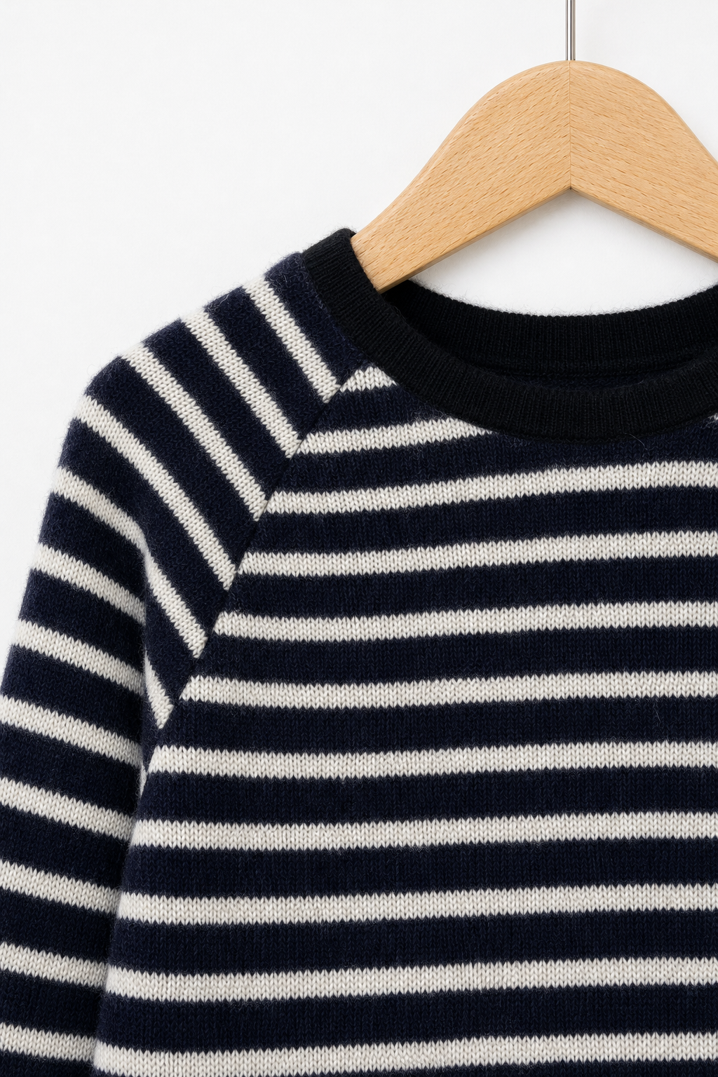 Detailaufnahme des Kaschmir Kinder Longsleeves in Blau, Größe 110/116