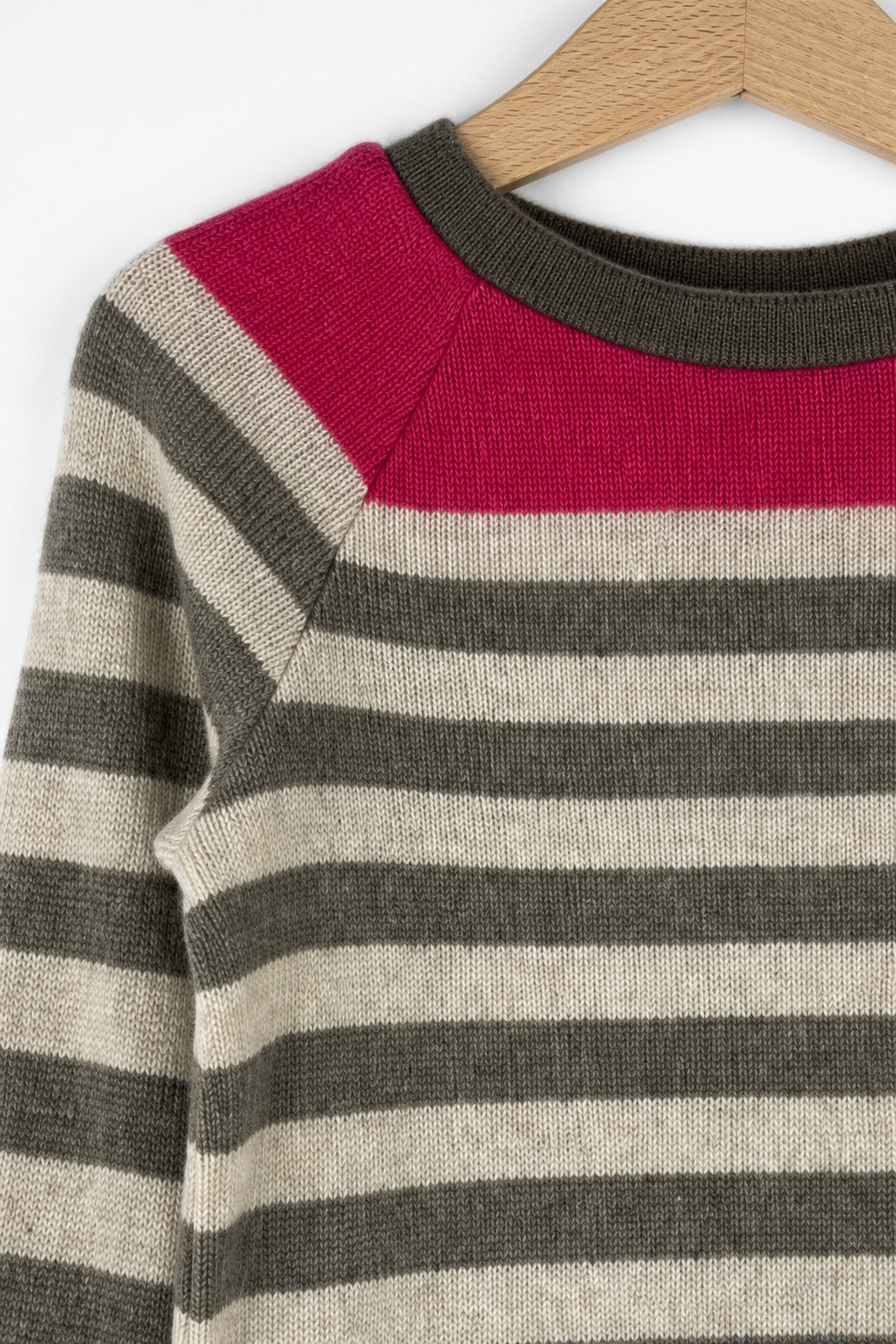 Detailaufnahme des Kaschmir Kinder Longsleeves in Braun, Größe 110/116