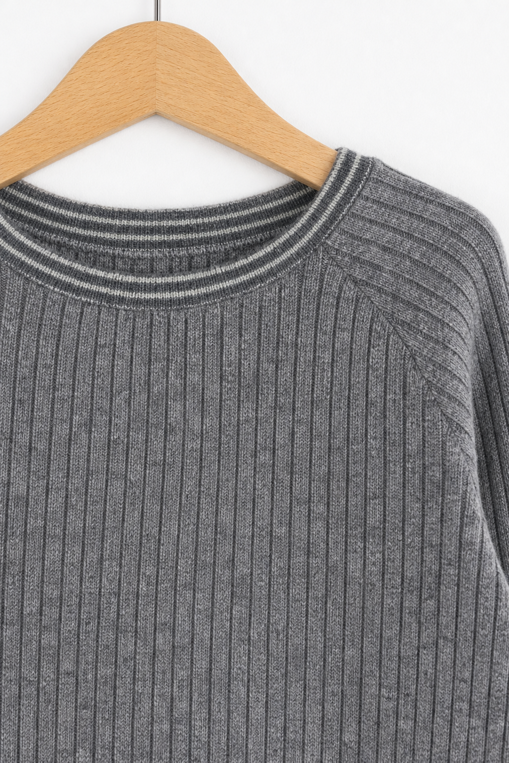 Detailaufnahme des Kaschmir Kinder Longsleeves in Grau, Größe 134/140