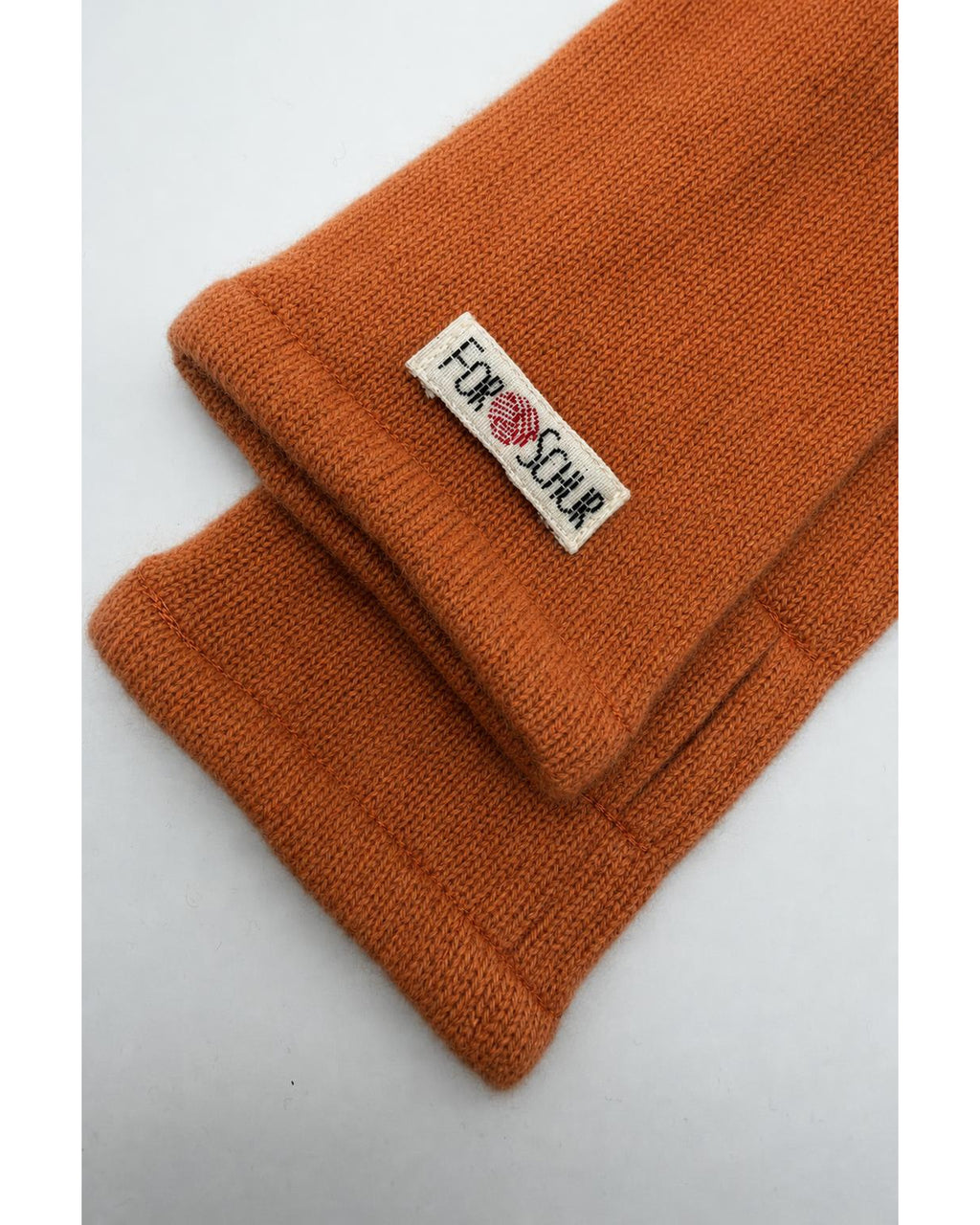 Detailaufnahme der Kaschmir Handstulpen in Orange