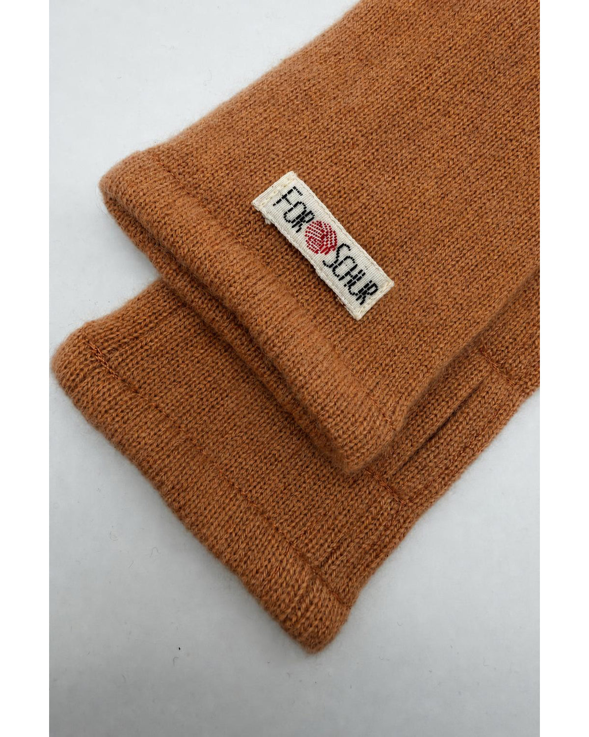 Detailaufnahme der Kaschmir Handstulpen in Orange