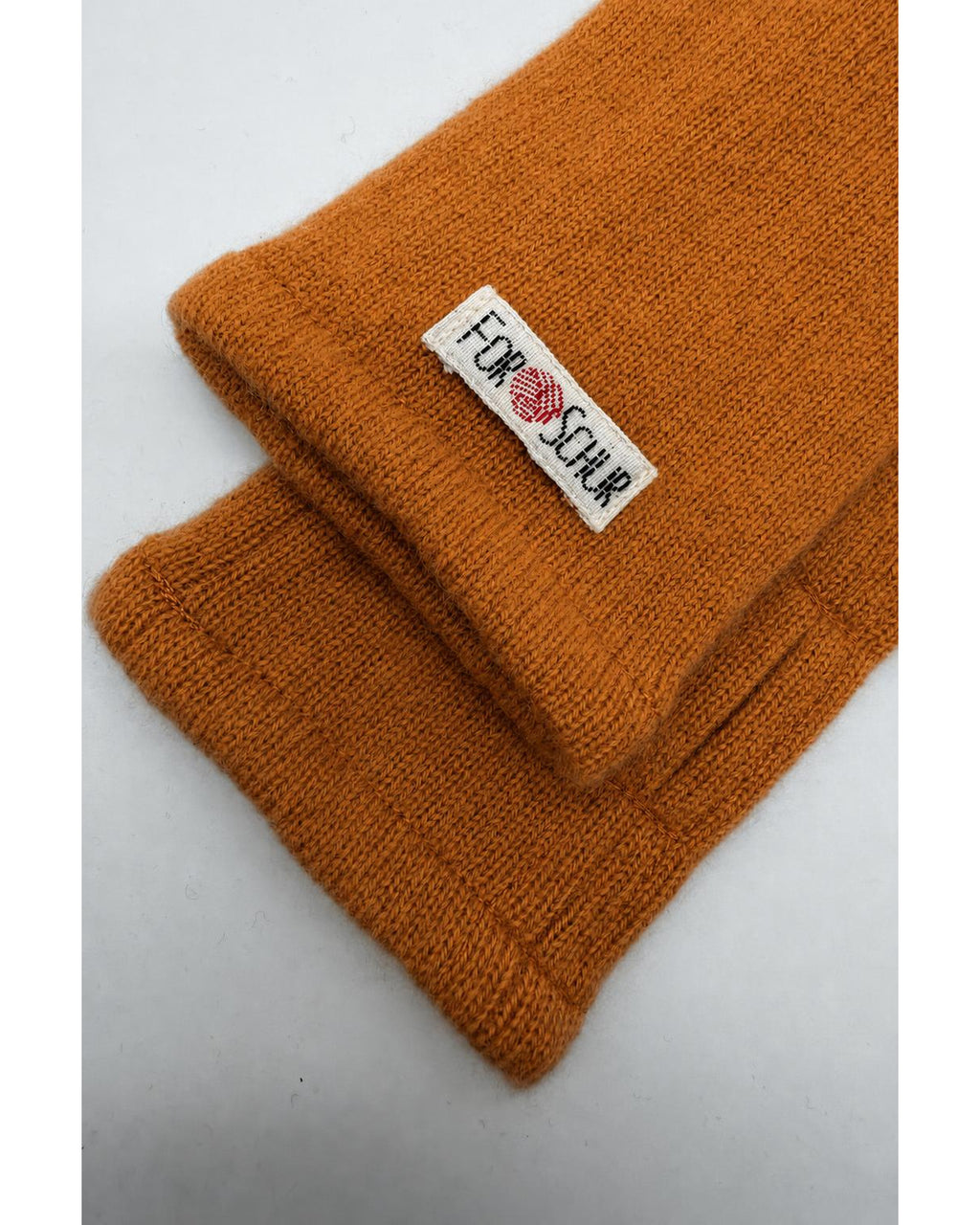 Detailaufnahme der Kaschmir Handstulpen in Orange