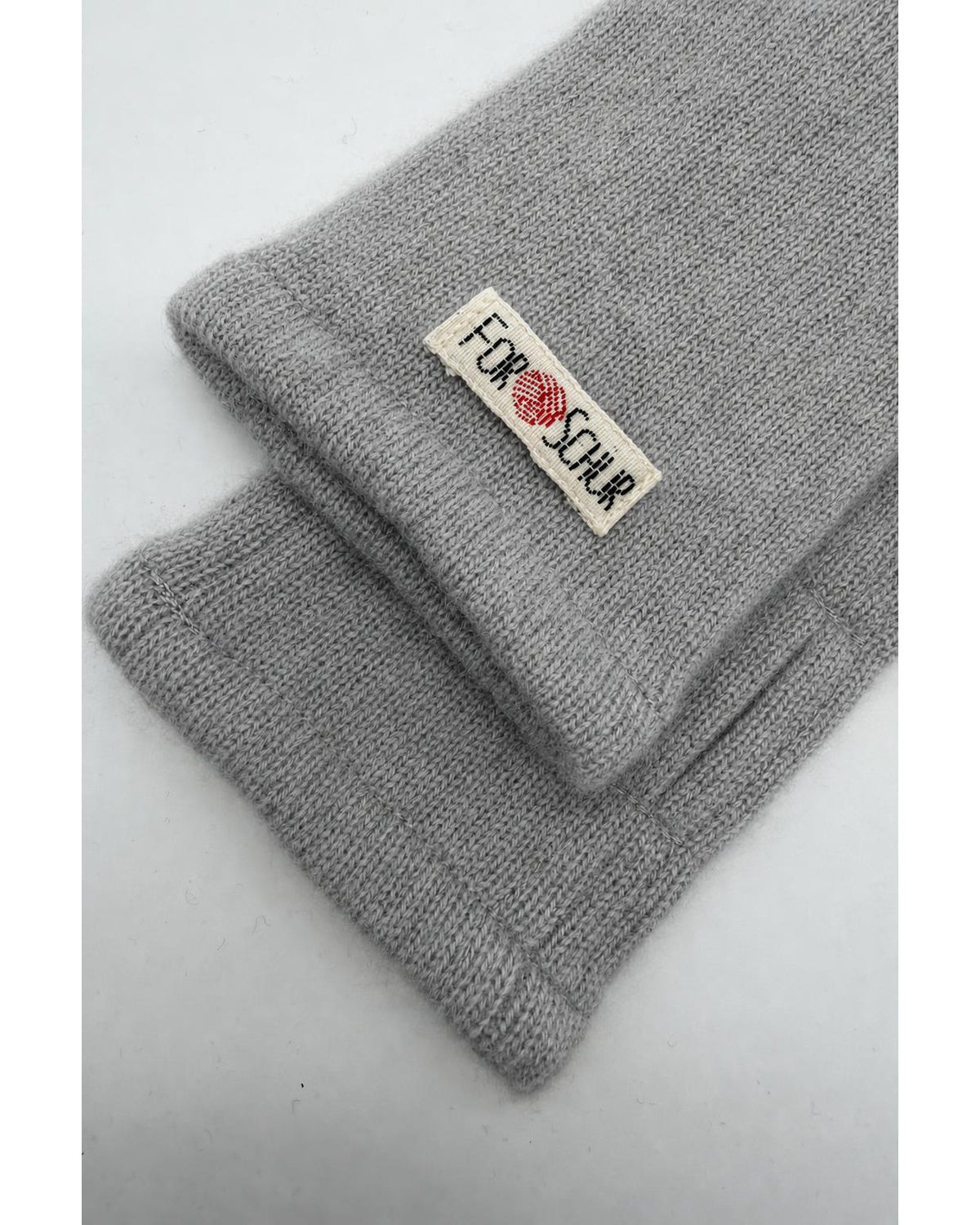 Detailaufnahme der Kaschmir Handstulpen in Grau