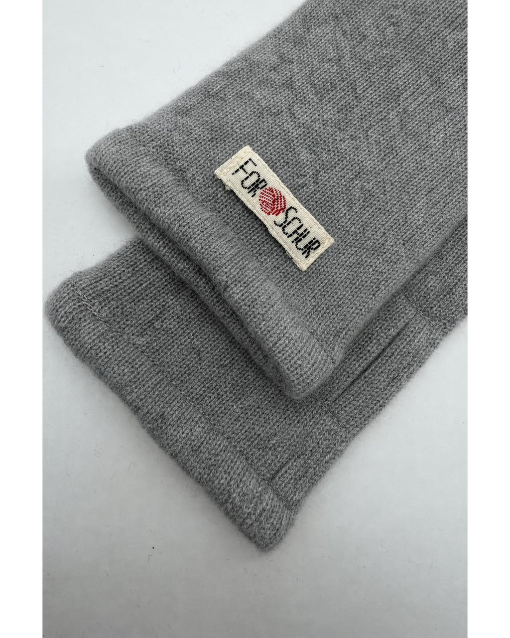 Detailaufnahme der Kaschmir Handstulpen in Grau