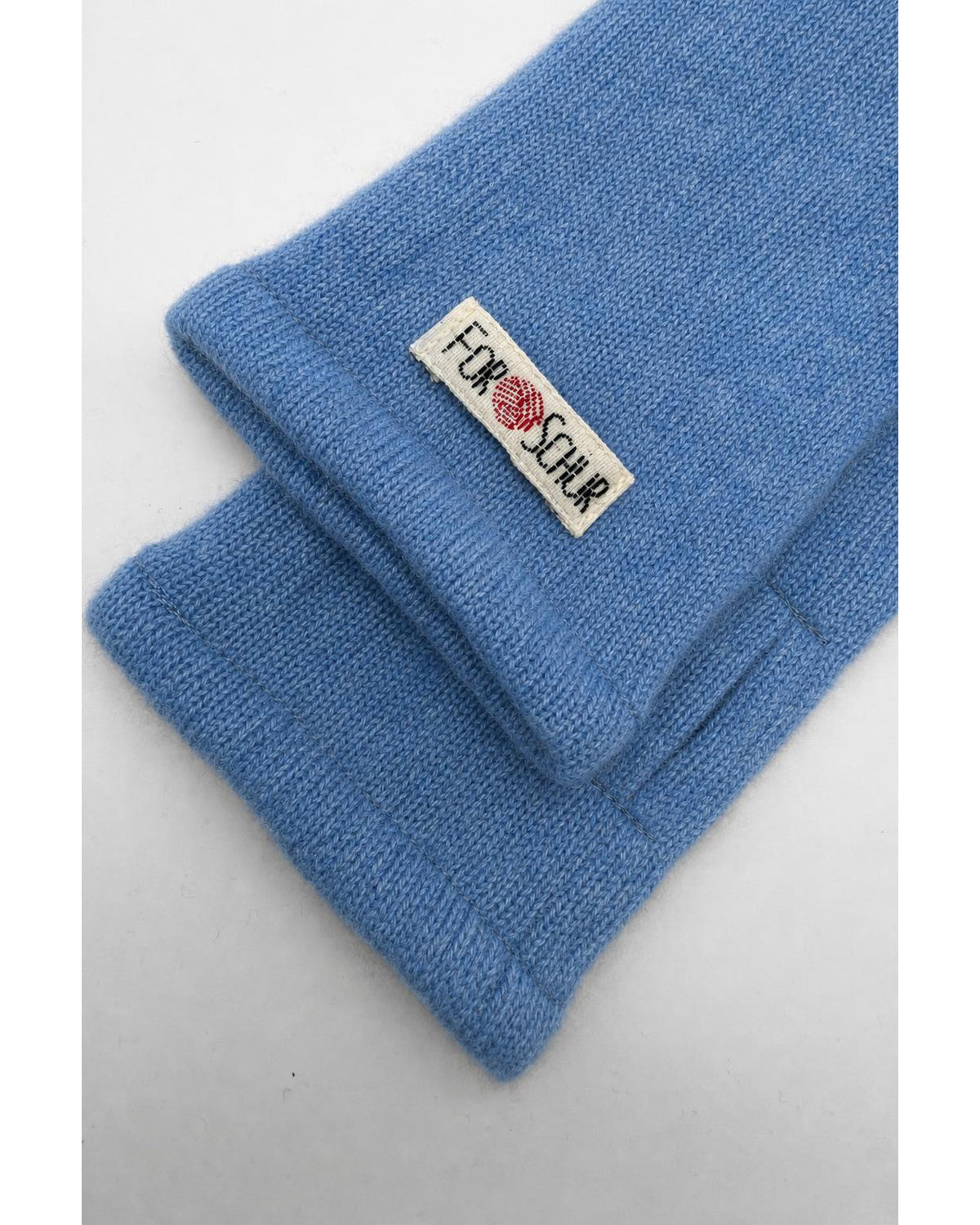 Detailaufnahme der Kaschmir Handstulpen in Blau
