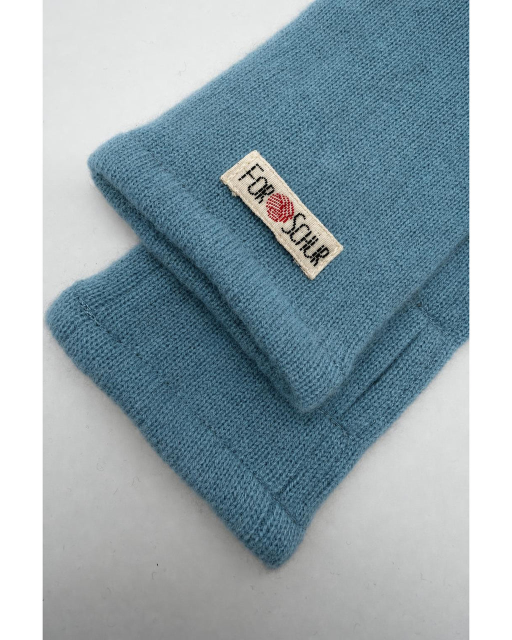 Detailaufnahme der Kaschmir Handstulpen in Blau