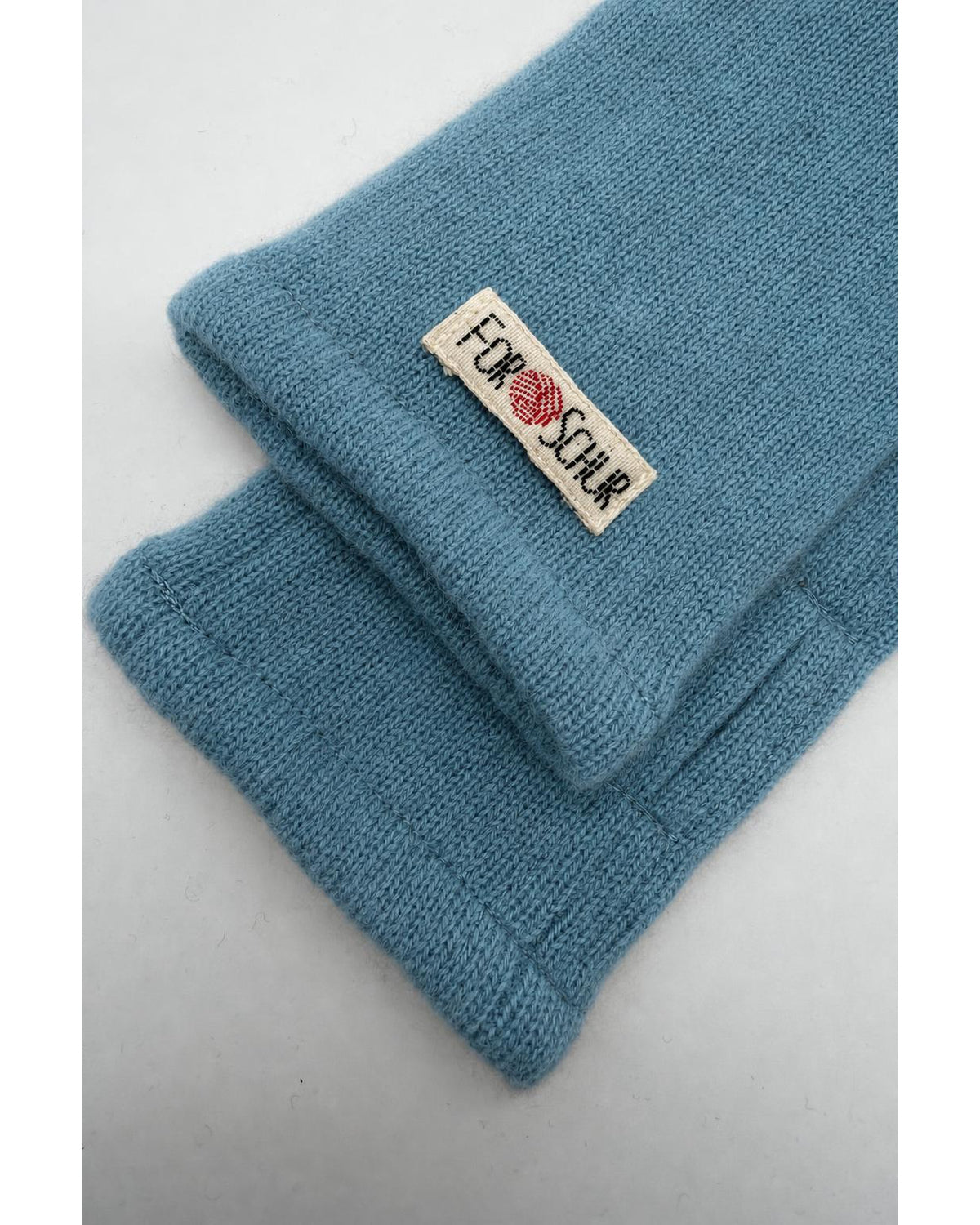 Detailaufnahme der Kaschmir Handstulpen in Blau