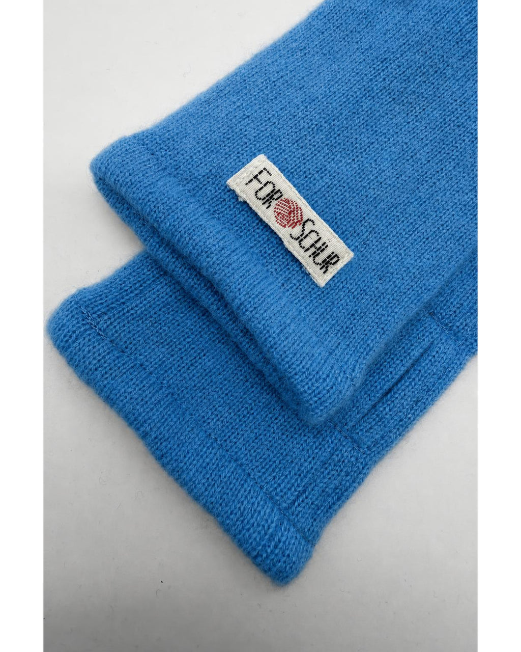 Detailaufnahme der Kaschmir Handstulpen in Blau
