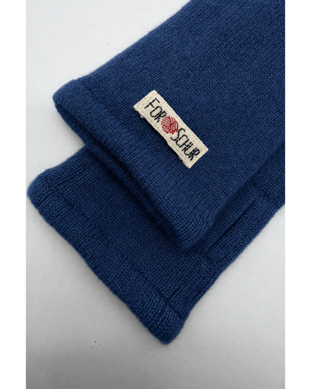 Detailaufnahme der Kaschmir Handstulpen in Blau