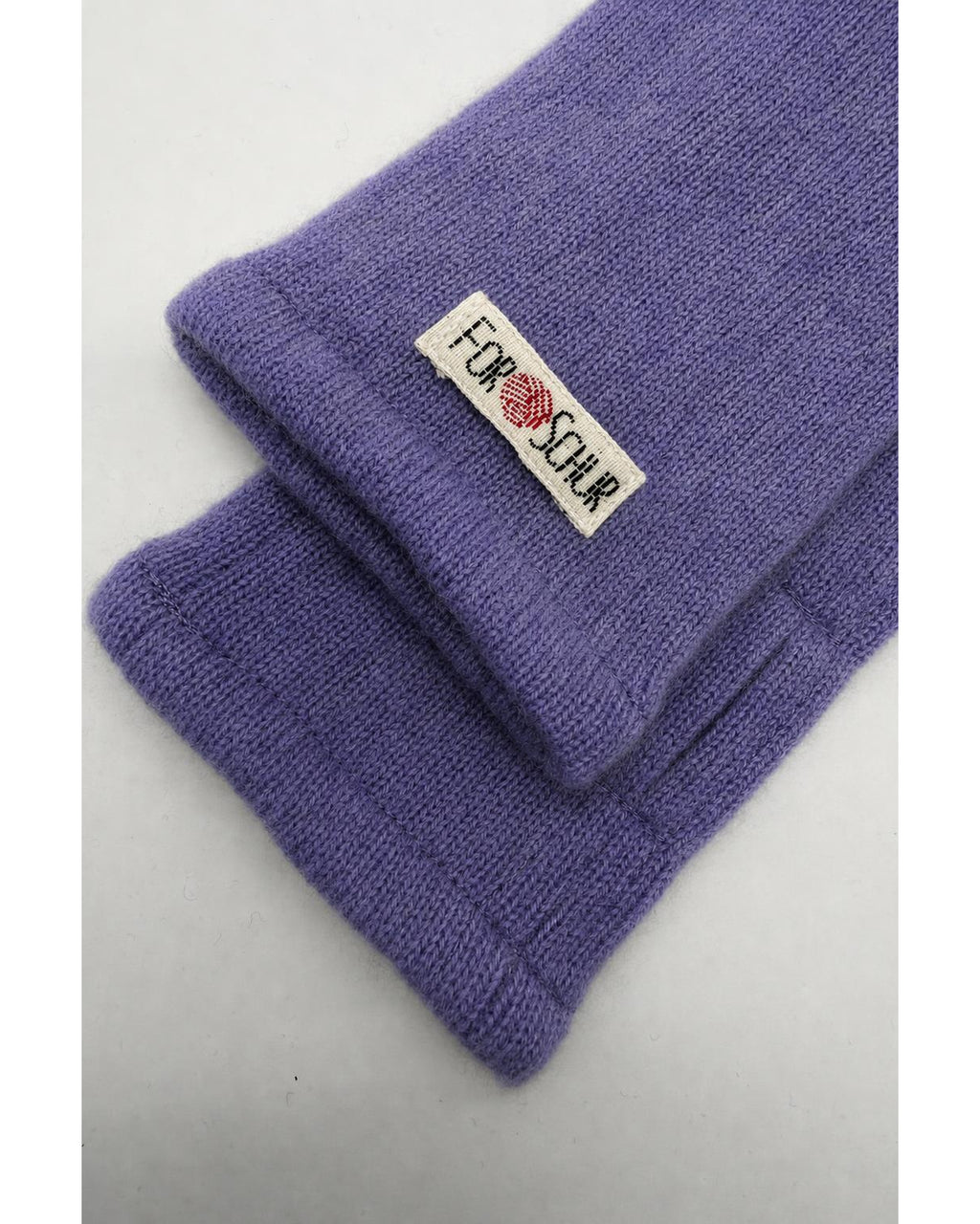 Detailaufnahme der Kaschmir Handstulpen in Lila