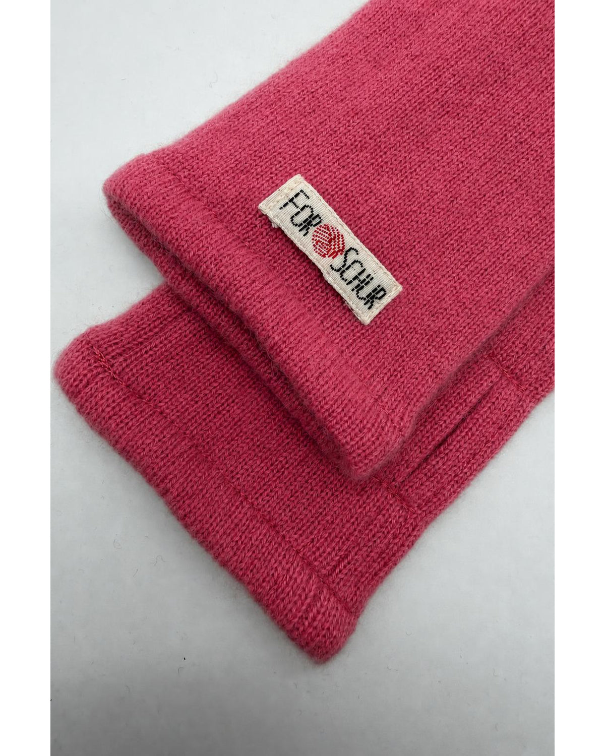 Detailaufnahme der Kaschmir Handstulpen in Rosa